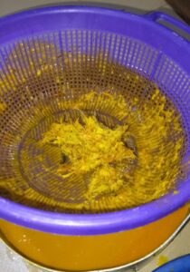 chaff-remaining-inside-the-sieve-after-pouring-the-broth-inside-the-sieve